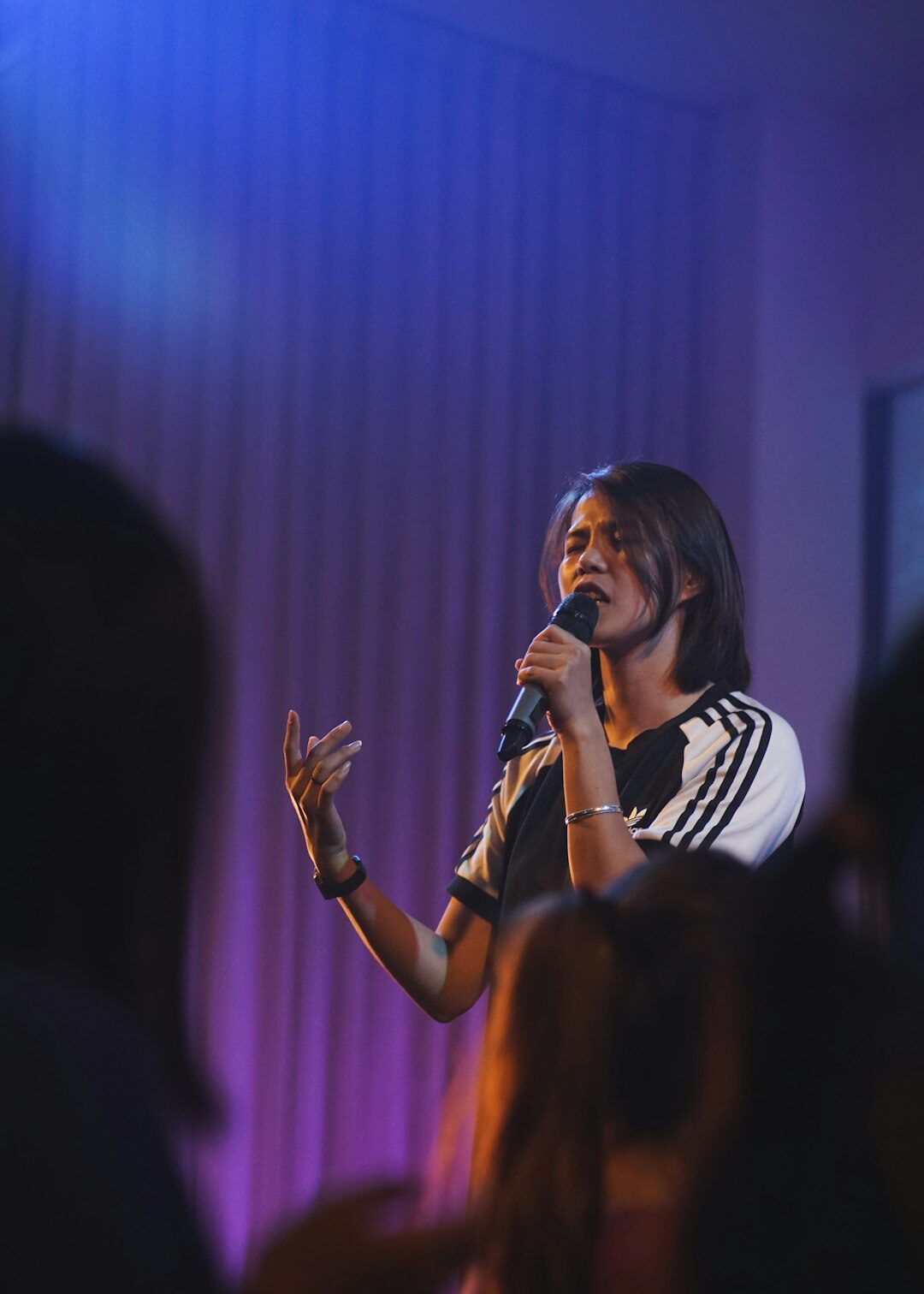 celebrity speaking at event